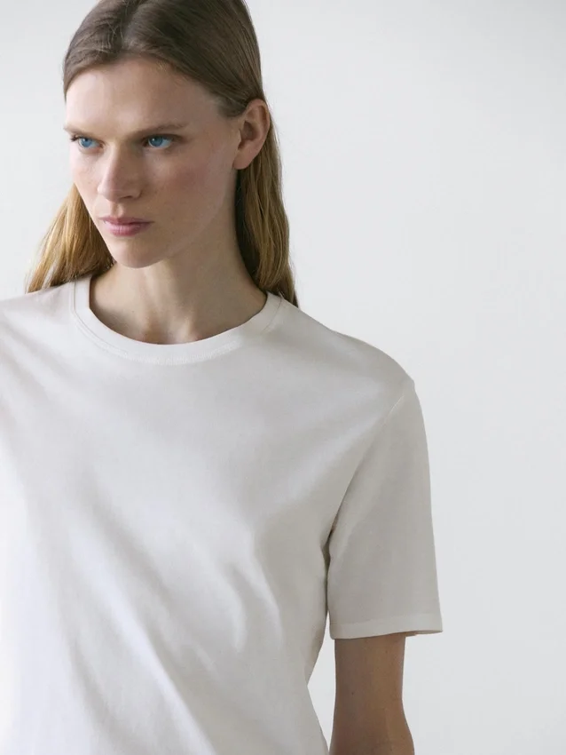 T-Shirt mit normaler Passform und kurzen Ärmeln T-Shirt mit normaler Passform und kurzen Ärmeln