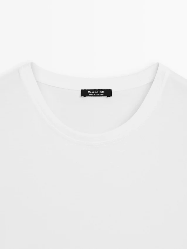 T-Shirt mit normaler Passform und kurzen Ärmeln T-Shirt mit normaler Passform und kurzen Ärmeln