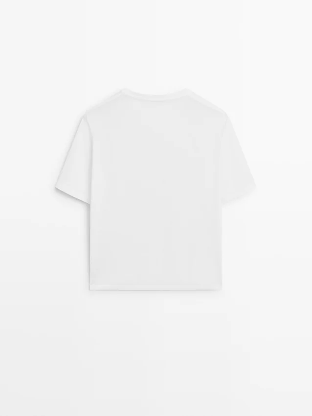 T-Shirt mit normaler Passform und kurzen Ärmeln T-Shirt mit normaler Passform und kurzen Ärmeln