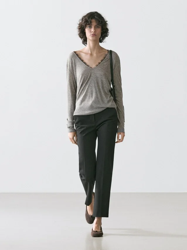 T-Shirt mit V-Ausschnitt und Spitzendetail T-Shirt mit V-Ausschnitt und Spitzendetail