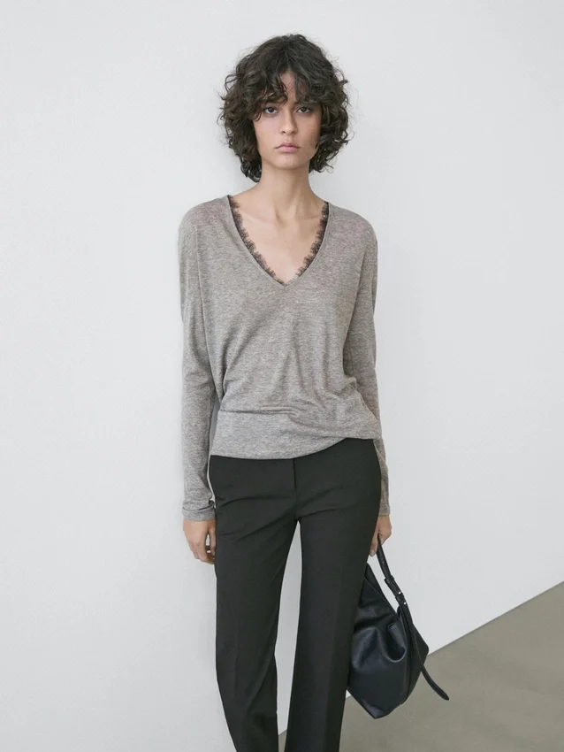 T-Shirt mit V-Ausschnitt und Spitzendetail T-Shirt mit V-Ausschnitt und Spitzendetail