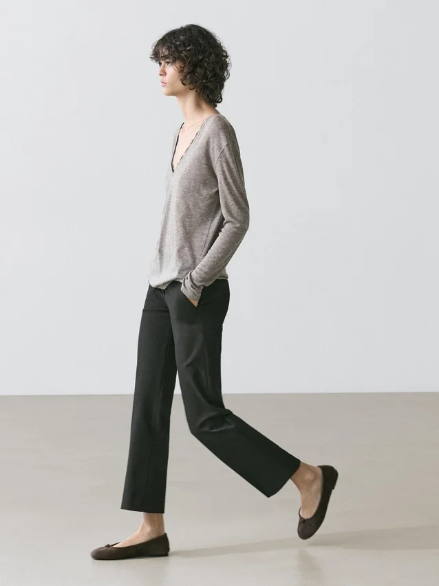 T-Shirt mit V-Ausschnitt und Spitzendetail T-Shirt mit V-Ausschnitt und Spitzendetail