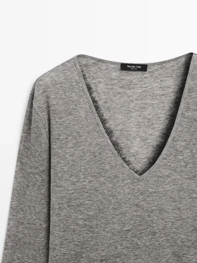 T-Shirt mit V-Ausschnitt und Spitzendetail T-Shirt mit V-Ausschnitt und Spitzendetail