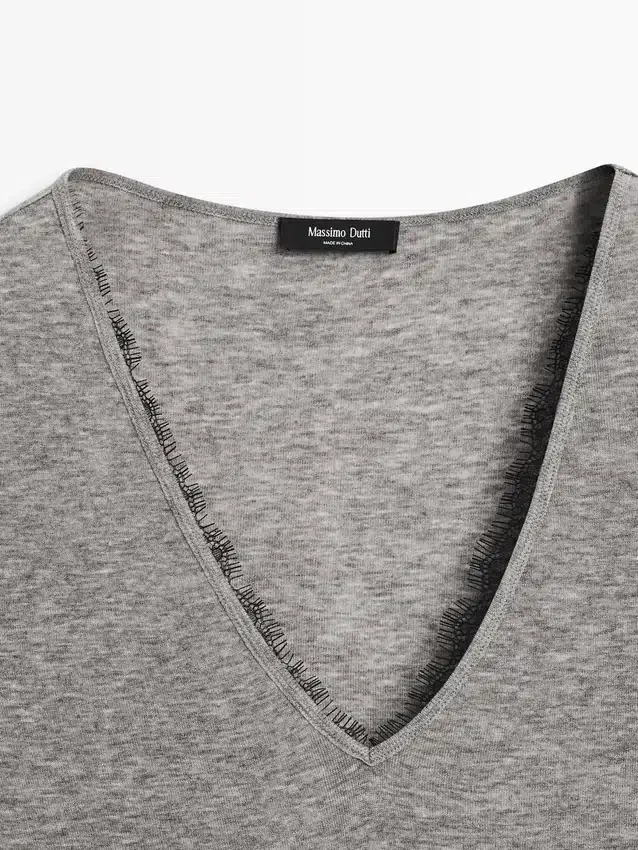 T-Shirt mit V-Ausschnitt und Spitzendetail T-Shirt mit V-Ausschnitt und Spitzendetail