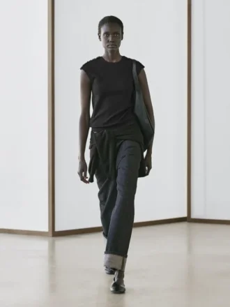 T-Shirts mit überschnittenen Ärmeln und Knopfdetails