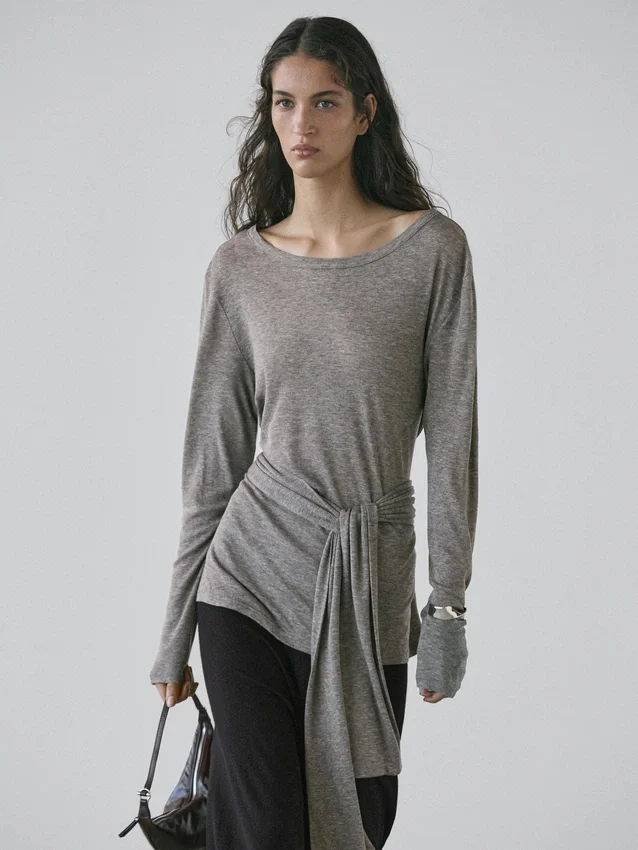 T-Shirts mit Krawatten-Detail T-Shirts mit Krawatten-Detail