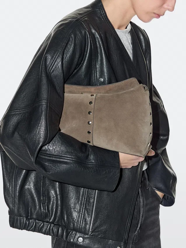 Tasche aus Spaltleder mit Nietenverzierung Tasche aus Spaltleder mit Nietenverzierung