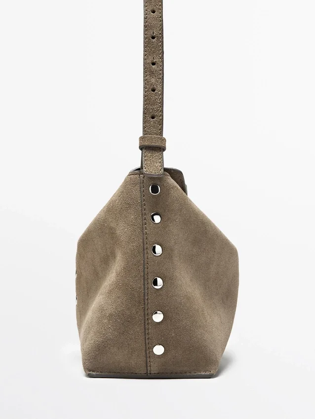 Tasche aus Spaltleder mit Nietenverzierung Tasche aus Spaltleder mit Nietenverzierung