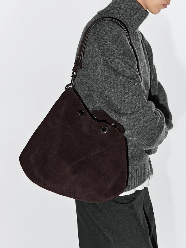 Tasche aus Spaltveloursleder mit Ösen Tasche aus Spaltveloursleder mit Ösen