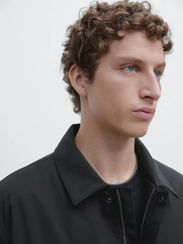 Trenchcoat aus wasserabweisendem Material Trenchcoat aus wasserabweisendem Material