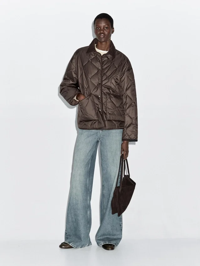 Wasserabweisende Daunenjacke mit Cord-Details Wasserabweisende Daunenjacke mit Cord-Details