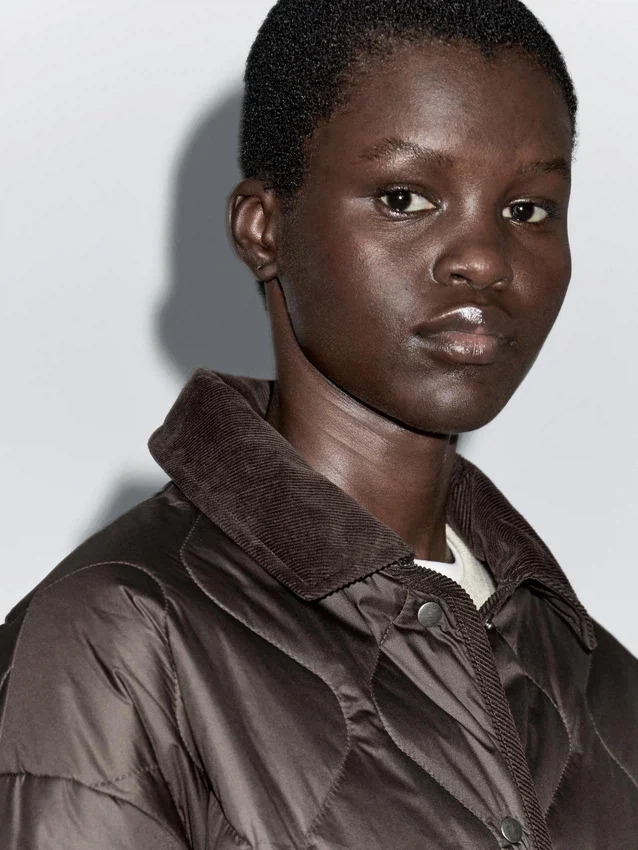 Wasserabweisende Daunenjacke mit Cord-Details Wasserabweisende Daunenjacke mit Cord-Details