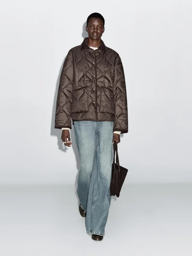 Wasserabweisende Daunenjacke mit Cord-Details Wasserabweisende Daunenjacke mit Cord-Details