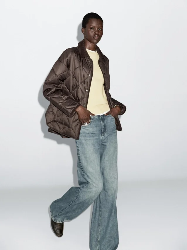 Wasserabweisende Daunenjacke mit Cord-Details Wasserabweisende Daunenjacke mit Cord-Details