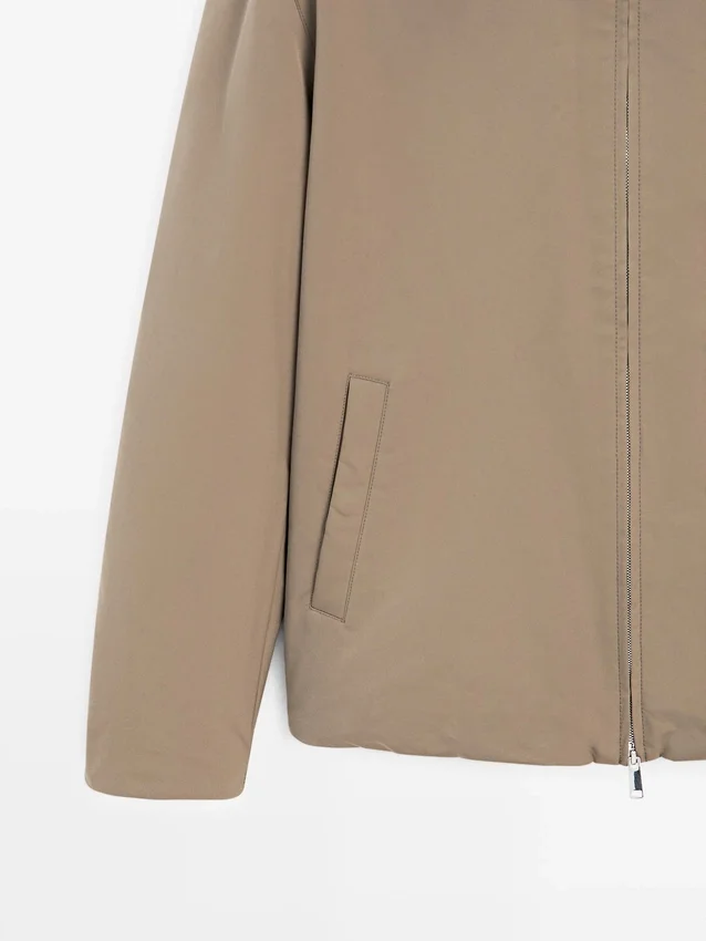 Wasserabweisende Daunenjacke mit hohem Kragen Wasserabweisende Daunenjacke mit hohem Kragen