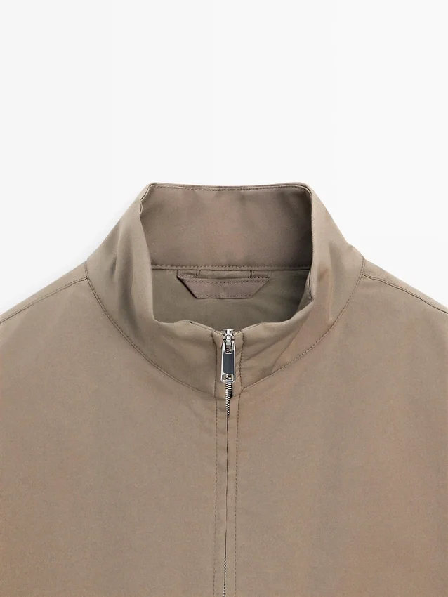 Wasserabweisende Daunenjacke mit hohem Kragen Wasserabweisende Daunenjacke mit hohem Kragen