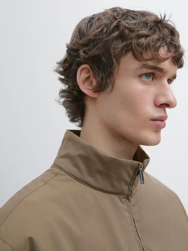 Wasserabweisende Daunenjacke mit hohem Kragen Wasserabweisende Daunenjacke mit hohem Kragen