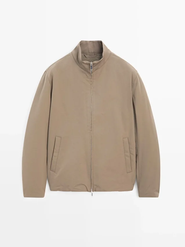 Wasserabweisende Daunenjacke mit hohem Kragen Wasserabweisende Daunenjacke mit hohem Kragen