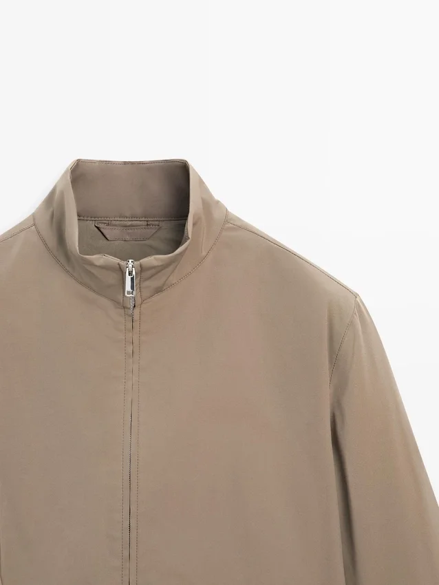 Wasserabweisende Daunenjacke mit hohem Kragen Wasserabweisende Daunenjacke mit hohem Kragen