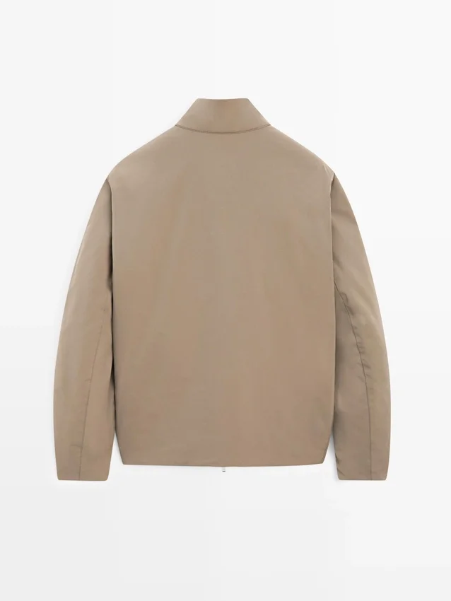 Wasserabweisende Daunenjacke mit hohem Kragen Wasserabweisende Daunenjacke mit hohem Kragen