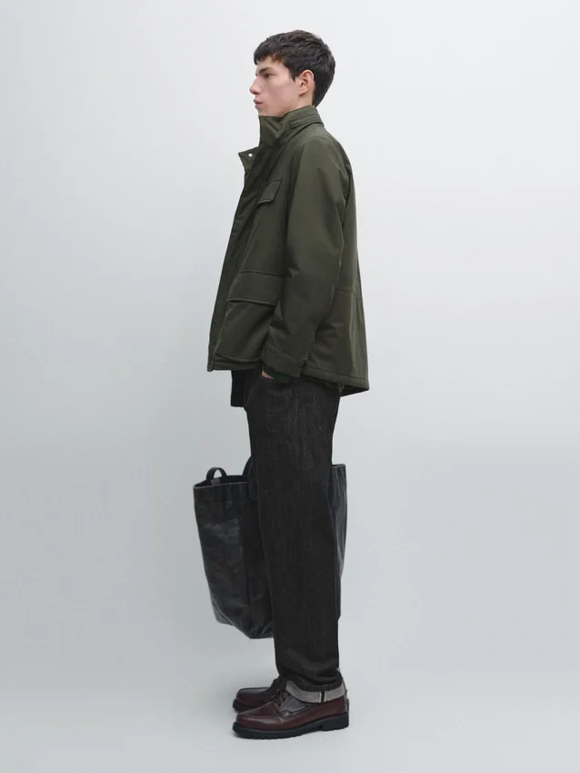 Wasserabweisende Daunenjacke mit Taschen Wasserabweisende Daunenjacke mit Taschen