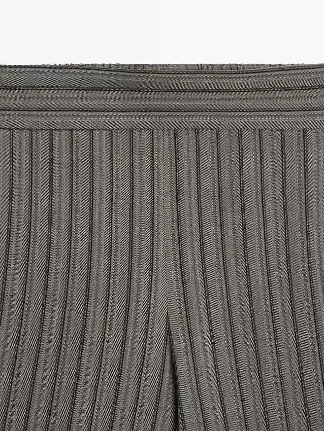 Weit geschnittene Hose mit gestreiften Details Weit geschnittene Hose mit gestreiften Details