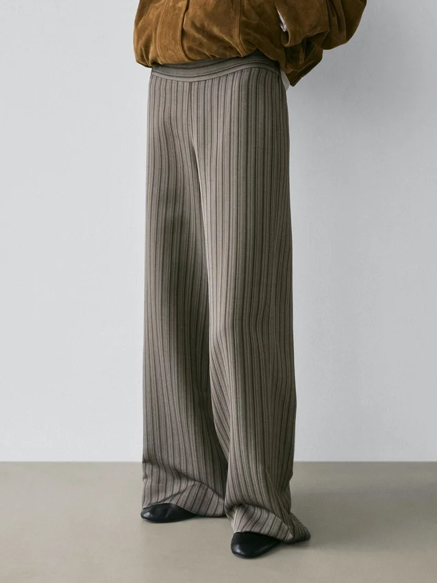 Weit geschnittene Hose mit gestreiften Details Weit geschnittene Hose mit gestreiften Details