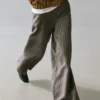Weit geschnittene Hose mit gestreiften Details Weit geschnittene Hose mit gestreiften Details