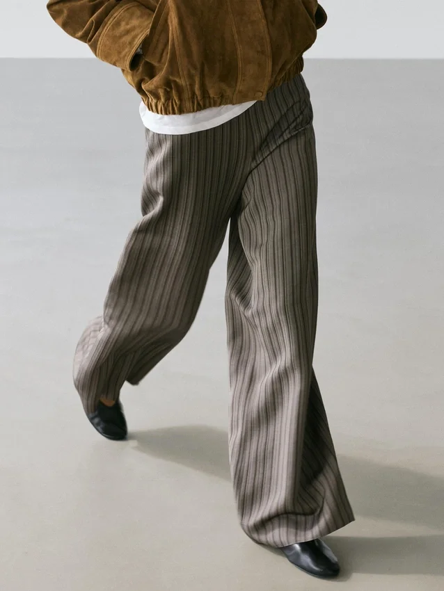 Weit geschnittene Hose mit gestreiften Details Weit geschnittene Hose mit gestreiften Details