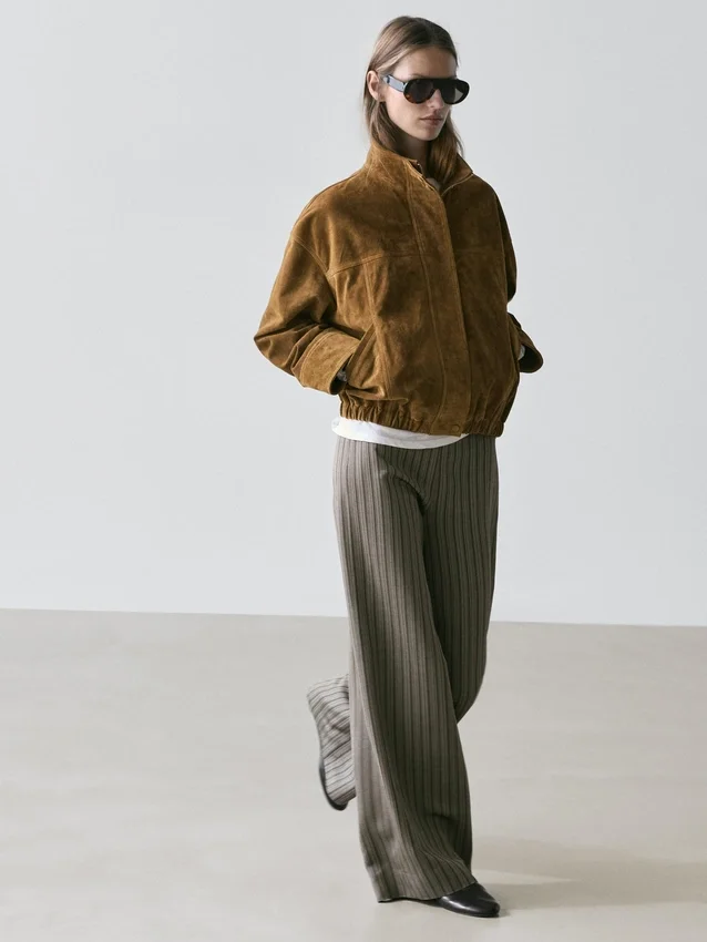 Weit geschnittene Hose mit gestreiften Details Weit geschnittene Hose mit gestreiften Details