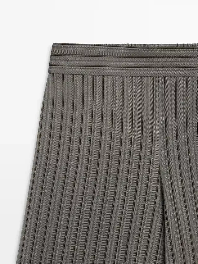 Weit geschnittene Hose mit gestreiften Details Weit geschnittene Hose mit gestreiften Details