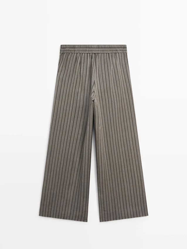 Weit geschnittene Hose mit gestreiften Details Weit geschnittene Hose mit gestreiften Details