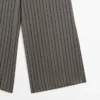 Weit geschnittene Hose mit gestreiften Details Weit geschnittene Hose mit gestreiften Details