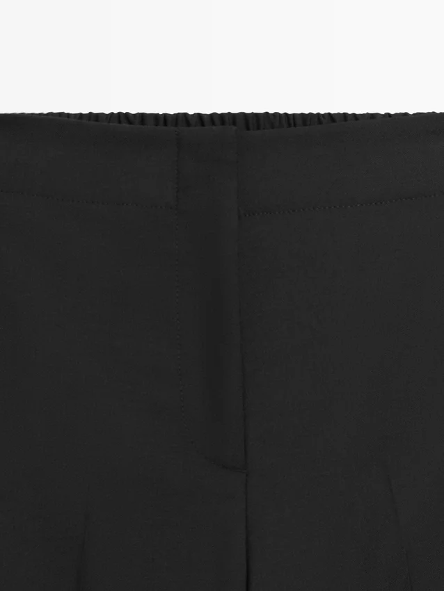 Weit geschnittene, verkürzte Stretch-Woll-Hose Weit geschnittene, verkürzte Stretch-Woll-Hose