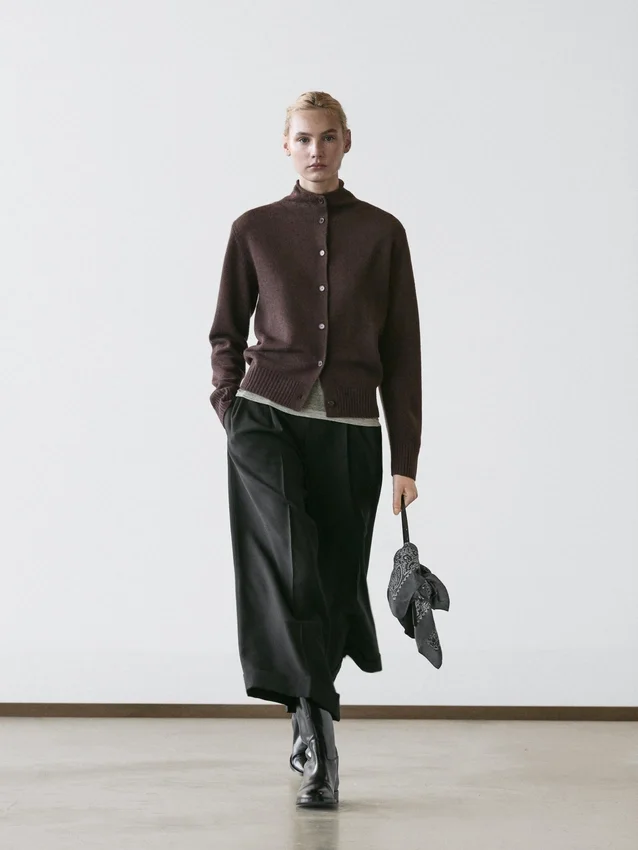 Woll-Cardigan mit hohem Kragen Woll-Cardigan mit hohem Kragen