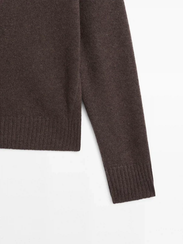 Woll-Cardigan mit hohem Kragen Woll-Cardigan mit hohem Kragen