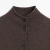 Woll-Cardigan mit hohem Kragen Woll-Cardigan mit hohem Kragen