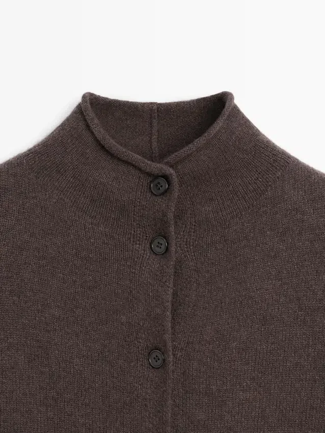 Woll-Cardigan mit hohem Kragen Woll-Cardigan mit hohem Kragen