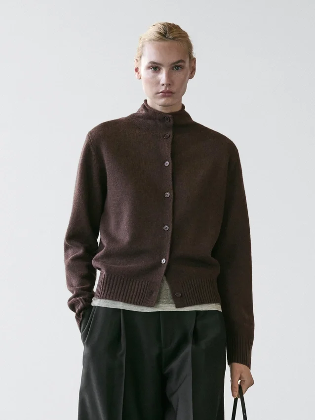 Woll-Cardigan mit hohem Kragen Woll-Cardigan mit hohem Kragen