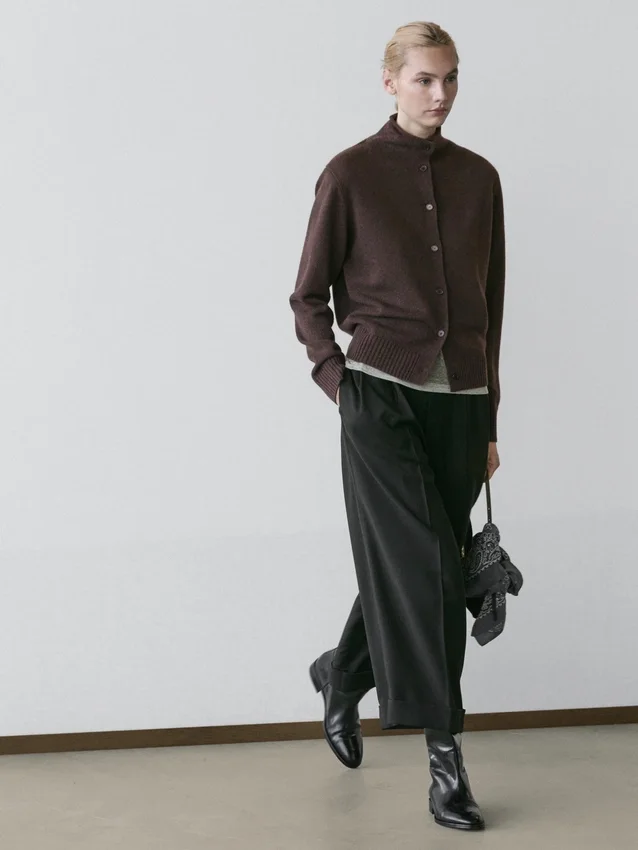 Woll-Cardigan mit hohem Kragen Woll-Cardigan mit hohem Kragen