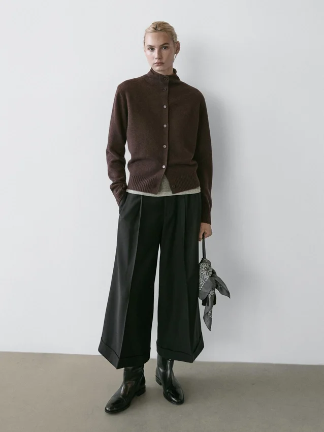 Woll-Cardigan mit hohem Kragen Woll-Cardigan mit hohem Kragen