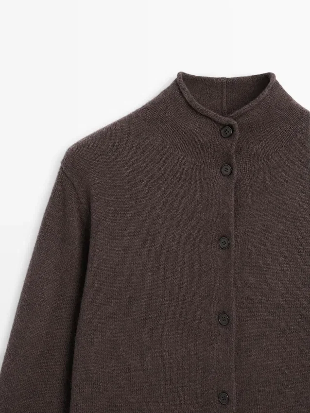 Woll-Cardigan mit hohem Kragen Woll-Cardigan mit hohem Kragen